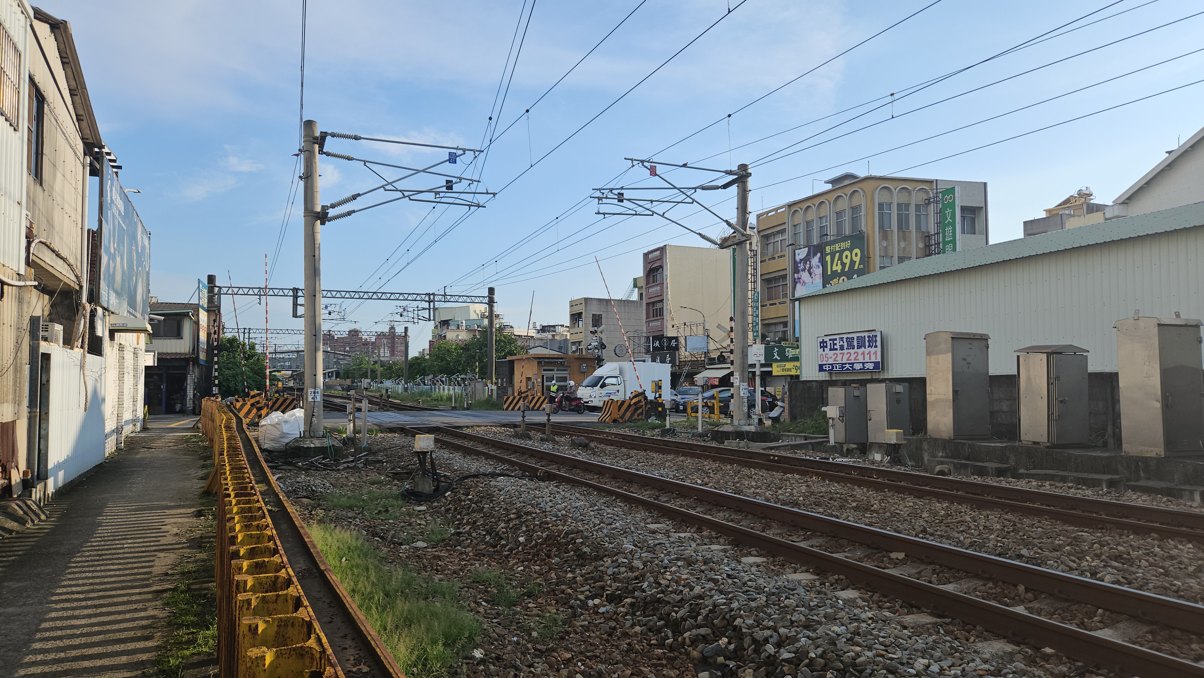 東榮路平交道與一旁的小巷子