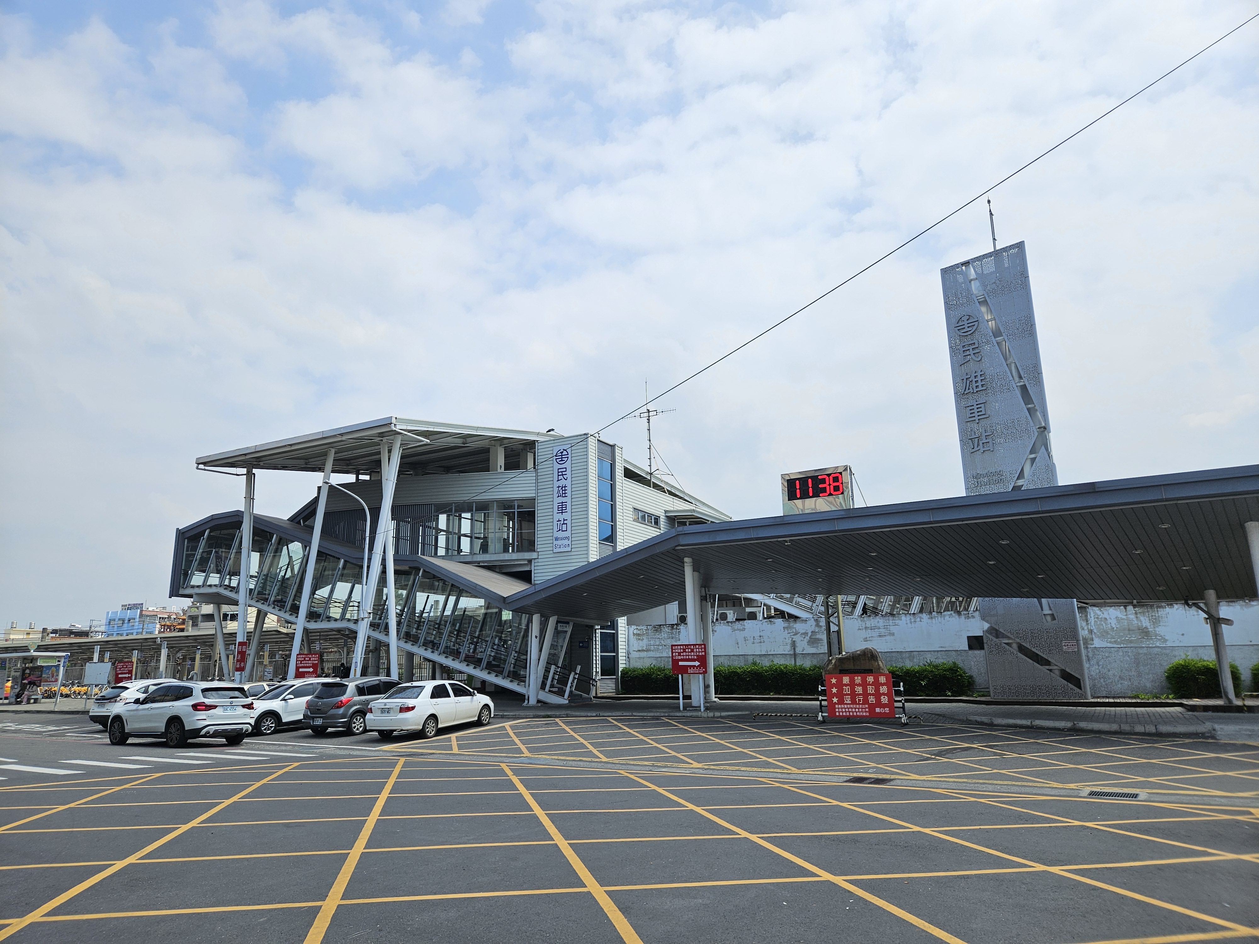 民雄車站跨站式站房，正面樓梯的坡度設計成23.5度，呼應通過北回歸線的嘉義