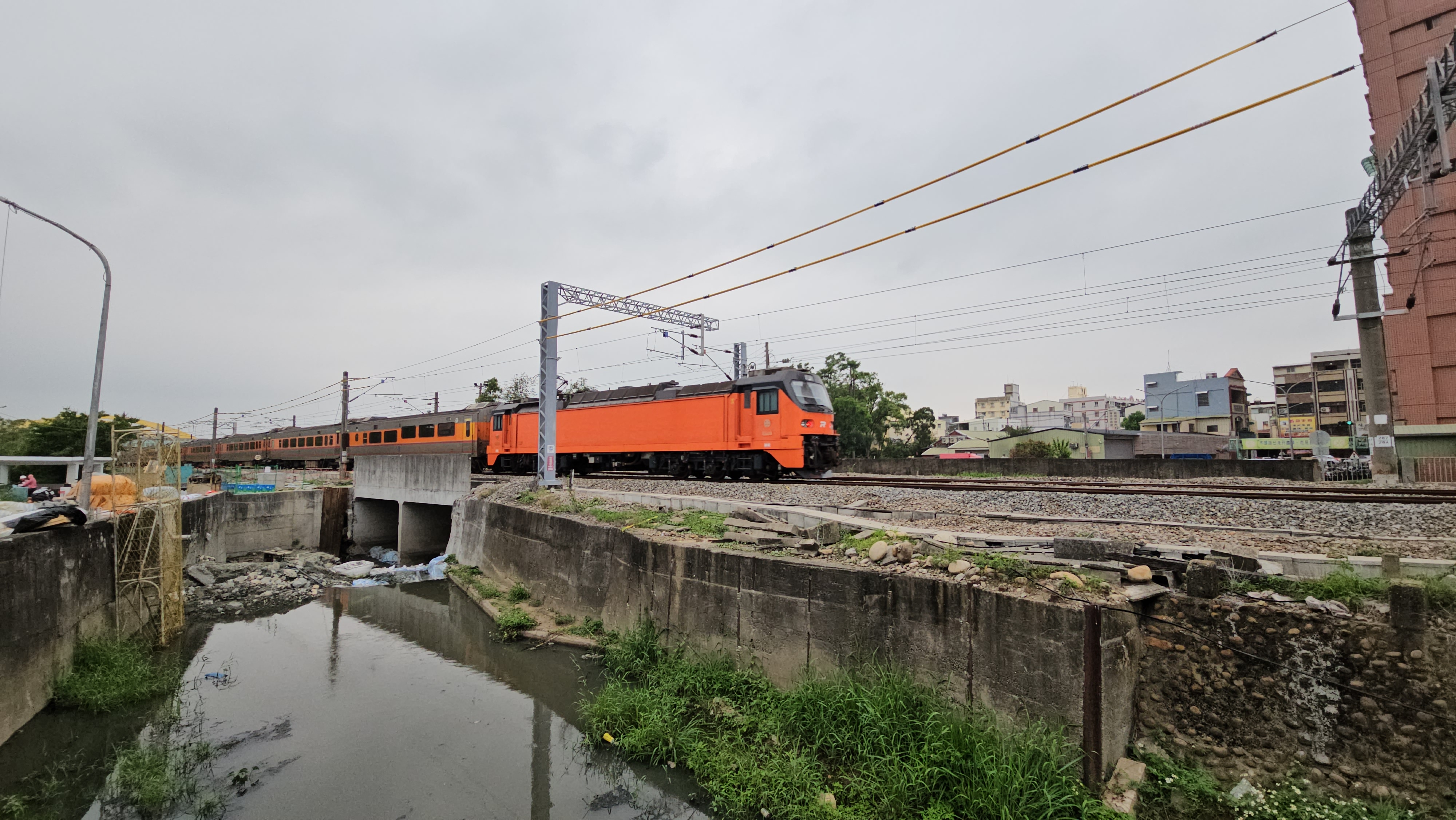民雄車站南方跨越「好收排水」的第一民雄橋，透過擴大橋下涵洞，解決易淹水區的排水問題，於2021年完工