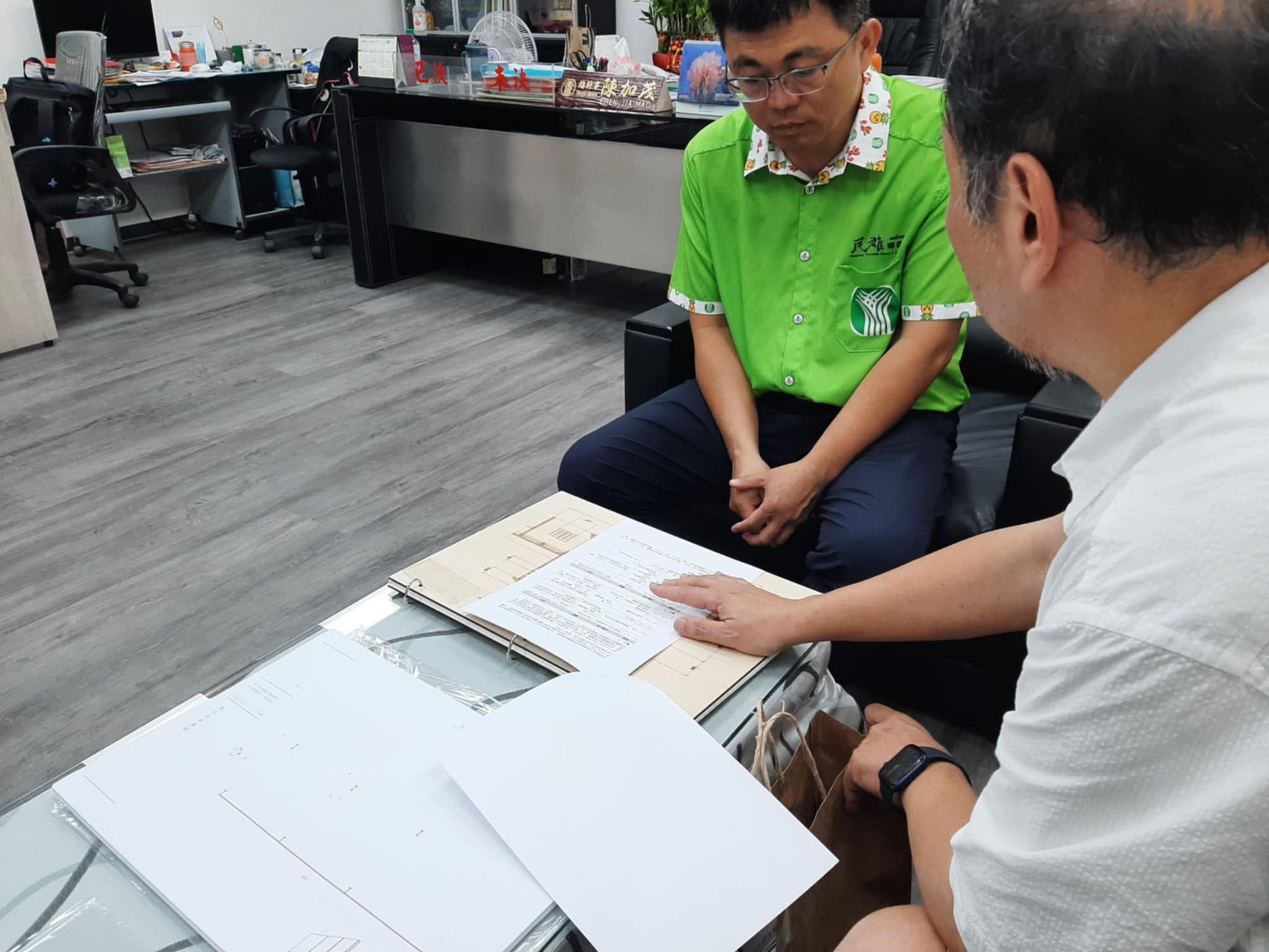 向總幹事說明民雄鄉農會倉庫測繪圖