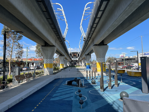Clayton 車站高架鐵路下方的休閒空間