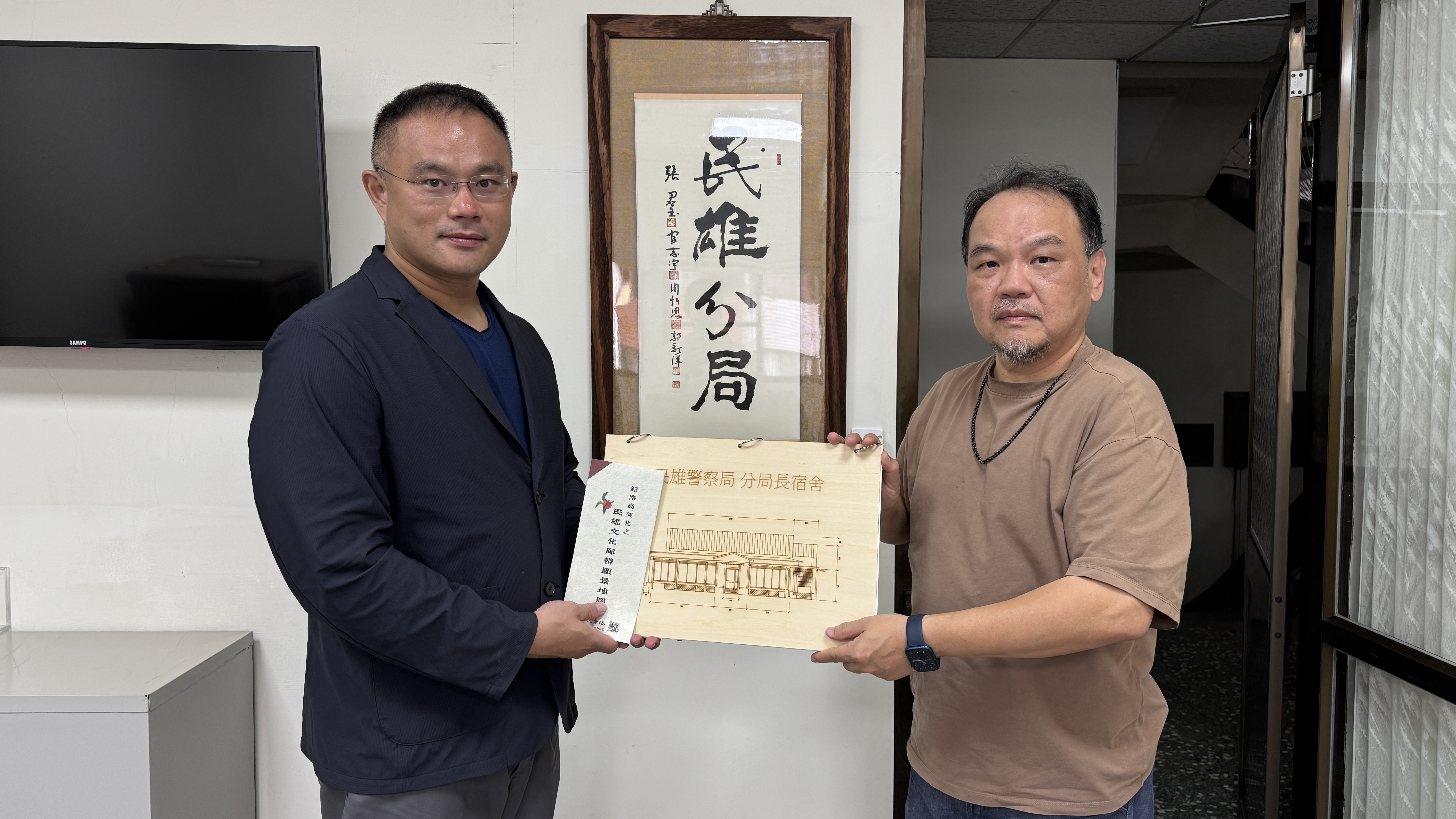 重構大學路管中祥致贈民雄分局分局長曾冠瑩成果資料