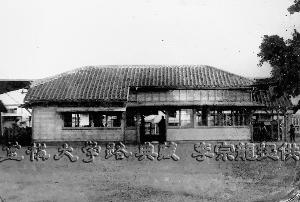 黑白照片，1903至1975年間，民雄火車站樣貌。