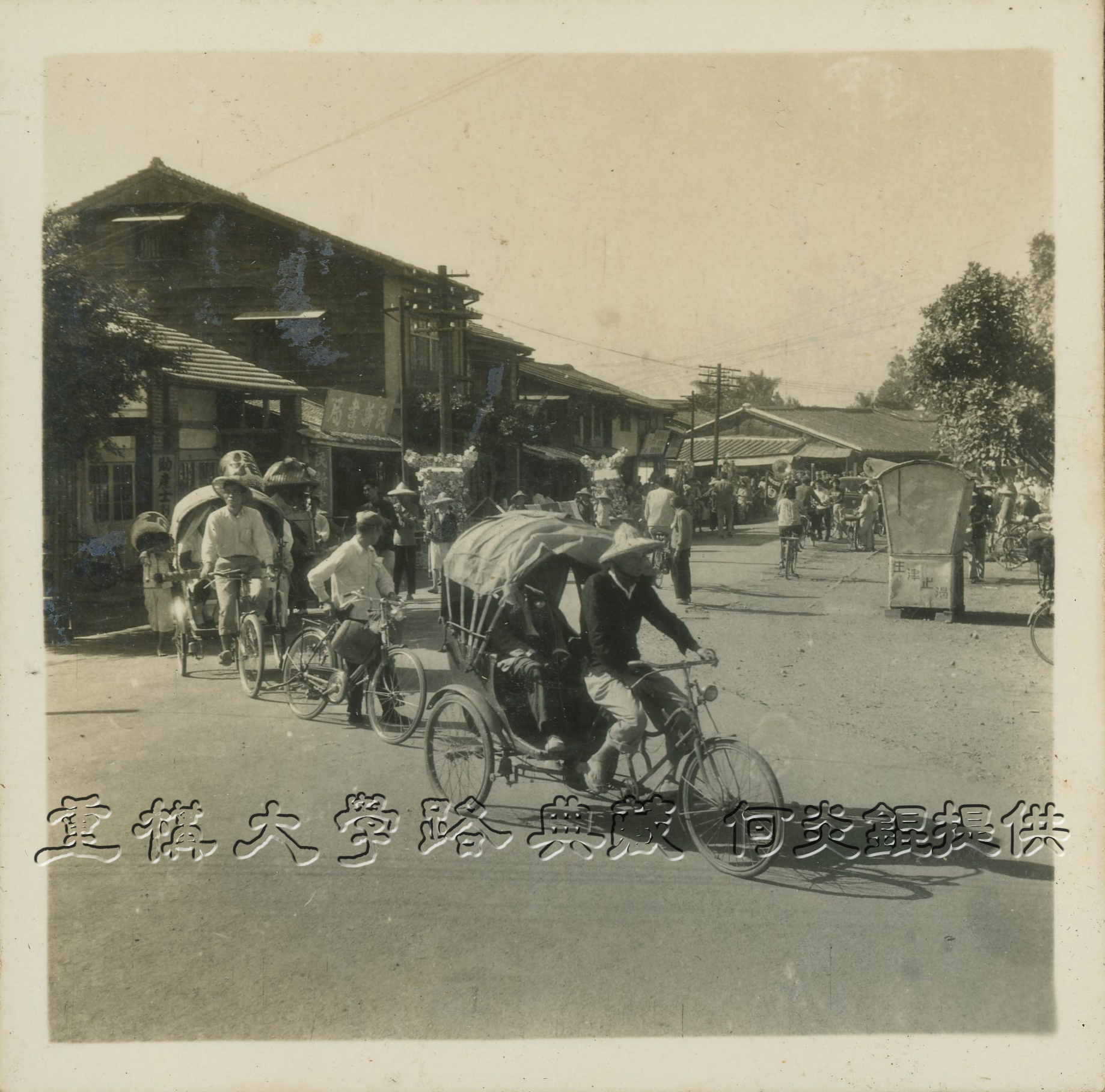 三輪車招呼站。這張1960年代照片中，右側大樹下便是民雄市場前的三輪車招呼站。