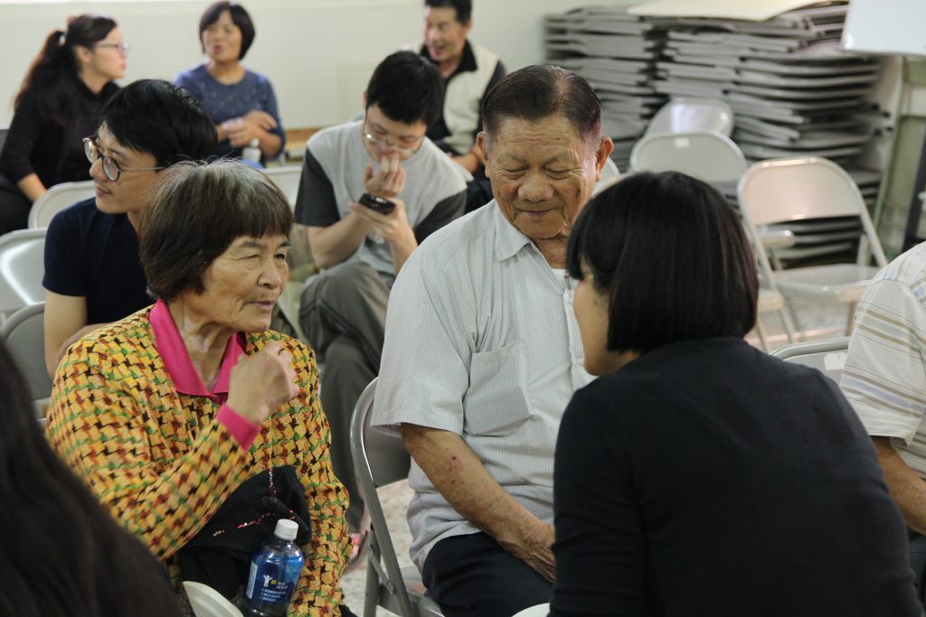 那日下午兩點,活動中心找來大林慈濟的醫師來講解失智症,我們三點半到活動中心,演講差不多也要結束了,社區幹部提醒大家下禮拜要來給醫師檢測。醫師們來社區演講是一番好意,不過老人家們也許沒有完全的理解演講的內容,導致心情緊張,像鄧翁雀阿嬤就擔心自己會得失智症,說自己常常忘記東西放在哪裡等等,我們安慰她我們年輕也是常常會忘記呀!瞭解後好像發現她誤解了,她以為失智症是年紀到了一定會得。