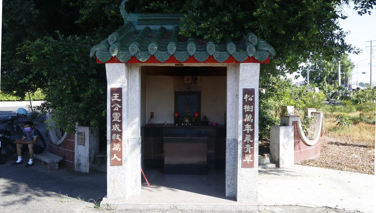 頂崙村福德宮與榕樹