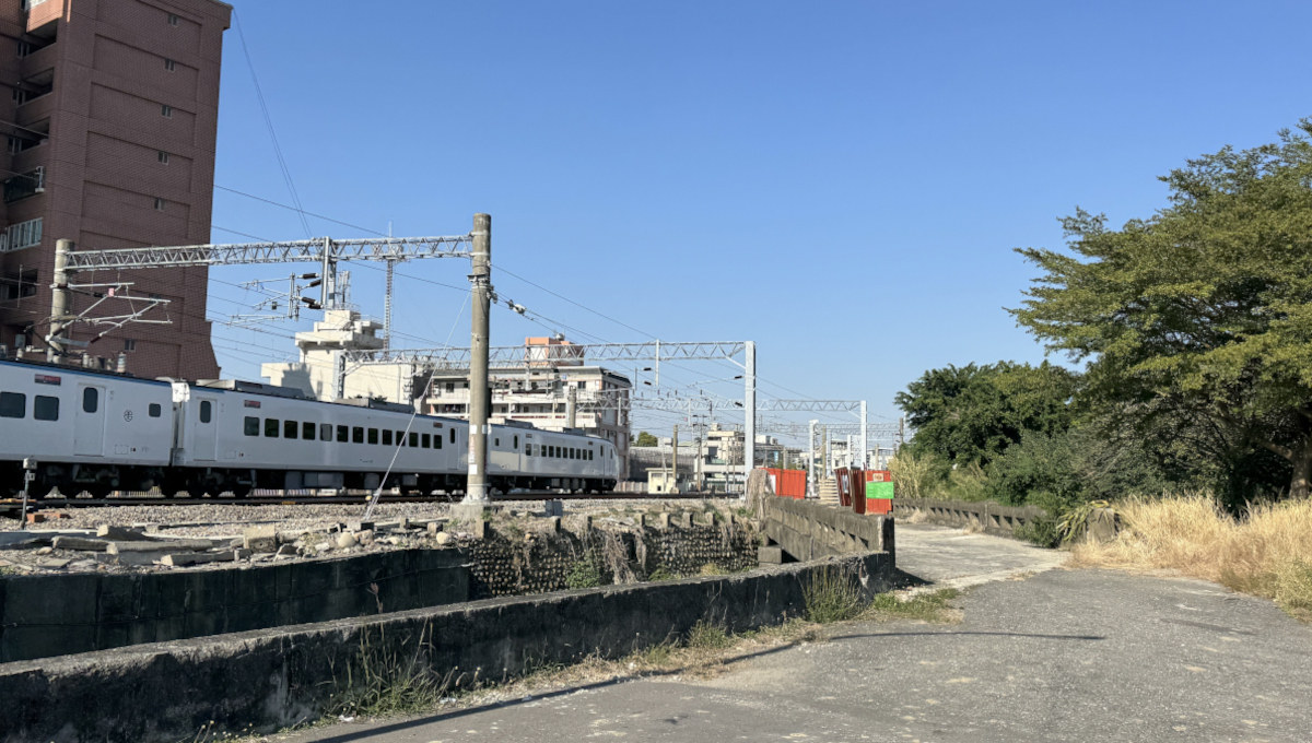 民雄車站南側的貨場橋