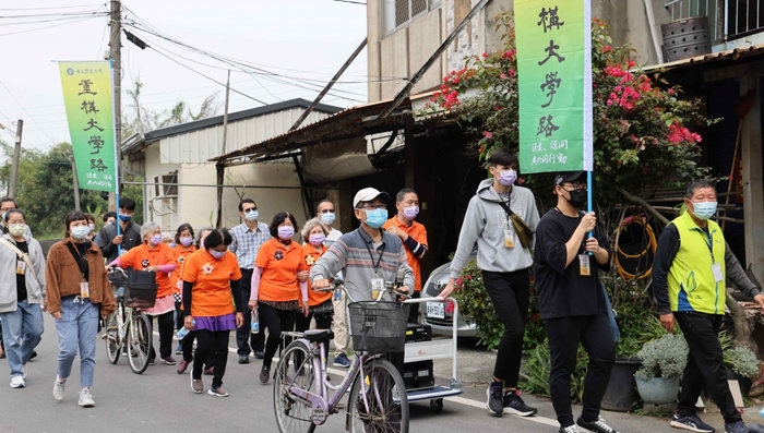 走進豐收社區憶當年　中正大學辦民雄老照片戶外展