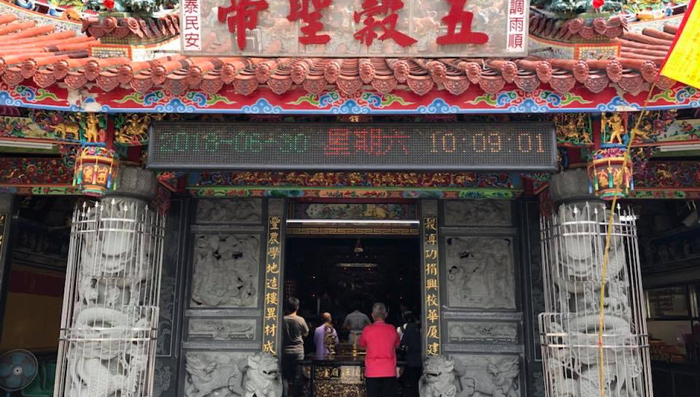 大學生拜廟宇 感謝捐地建校