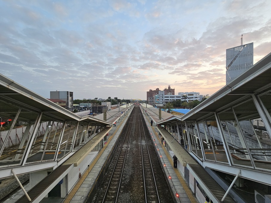 從民雄車站跨站式站房往南拍攝鐵道